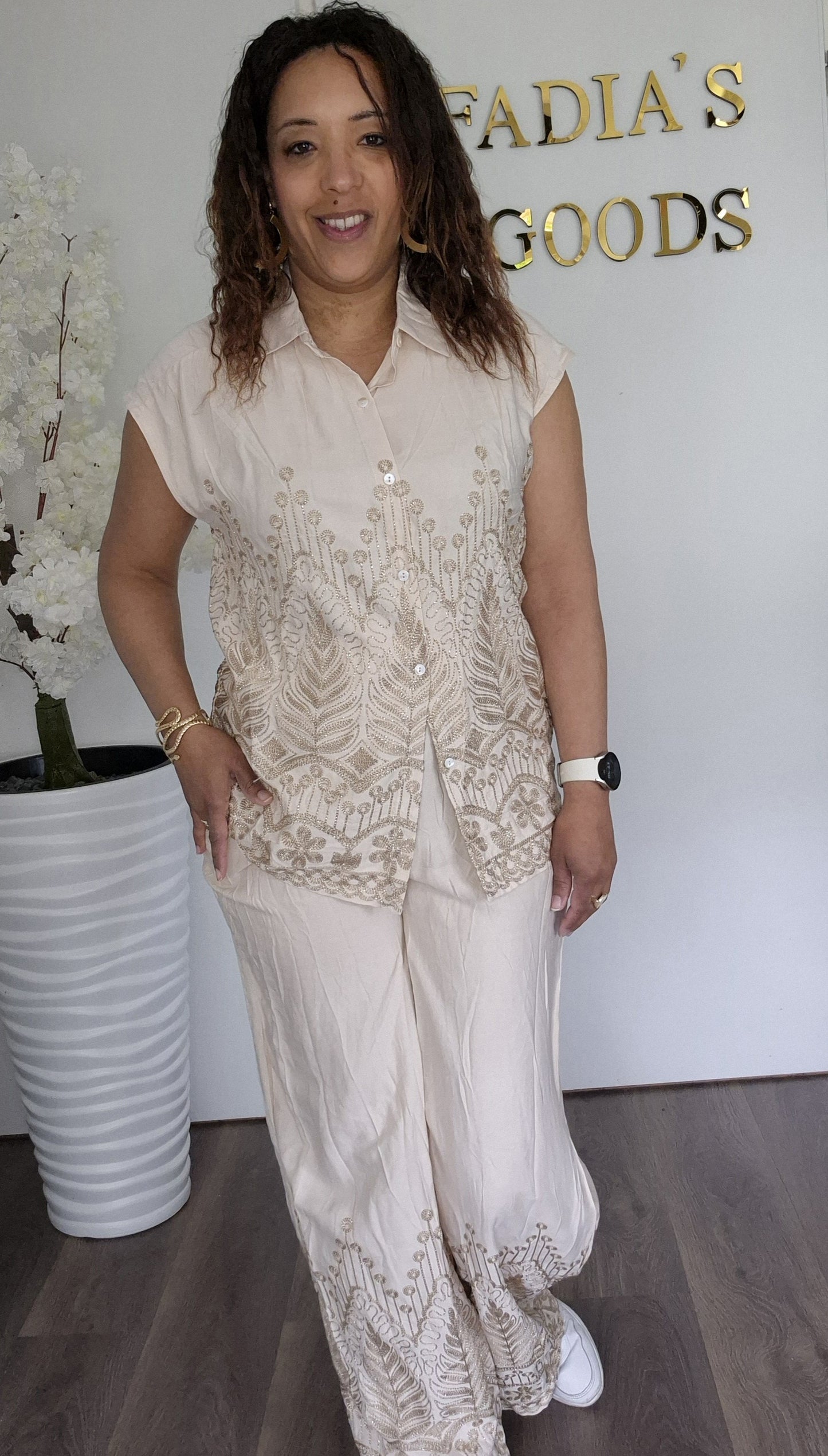 Anita-Luxe Linnen Set met Borduursels – Beige