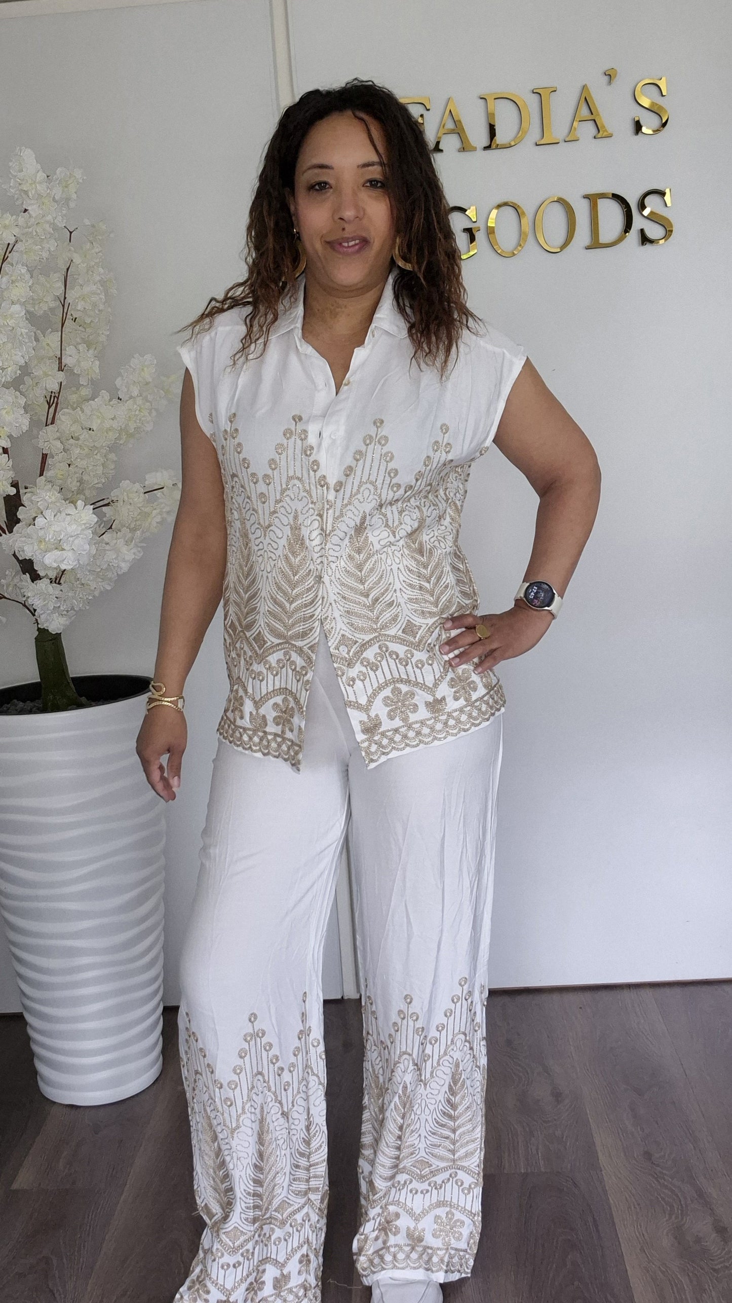 Anita-Luxe Linnen Set met Borduursels – Beige