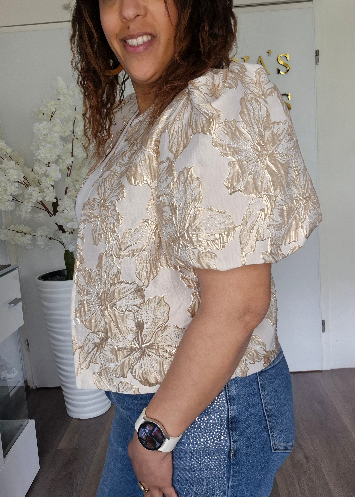 Elegante Top met Gouden Bloemenprint en Pofmouwen