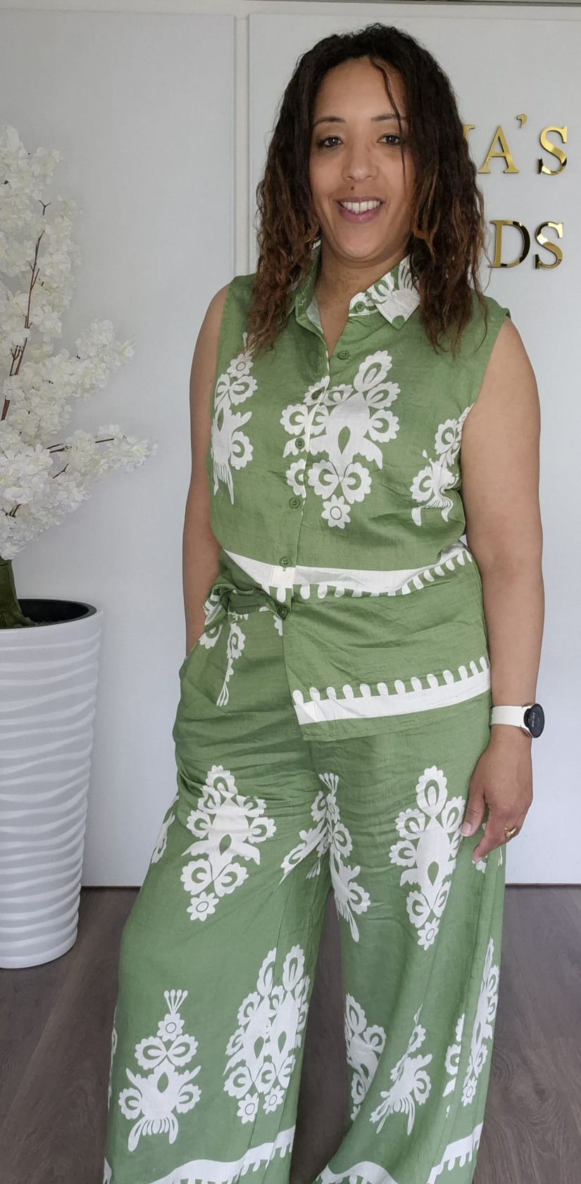 De Sima Set: Groene Top & Broek Set met Witte Ornamenten