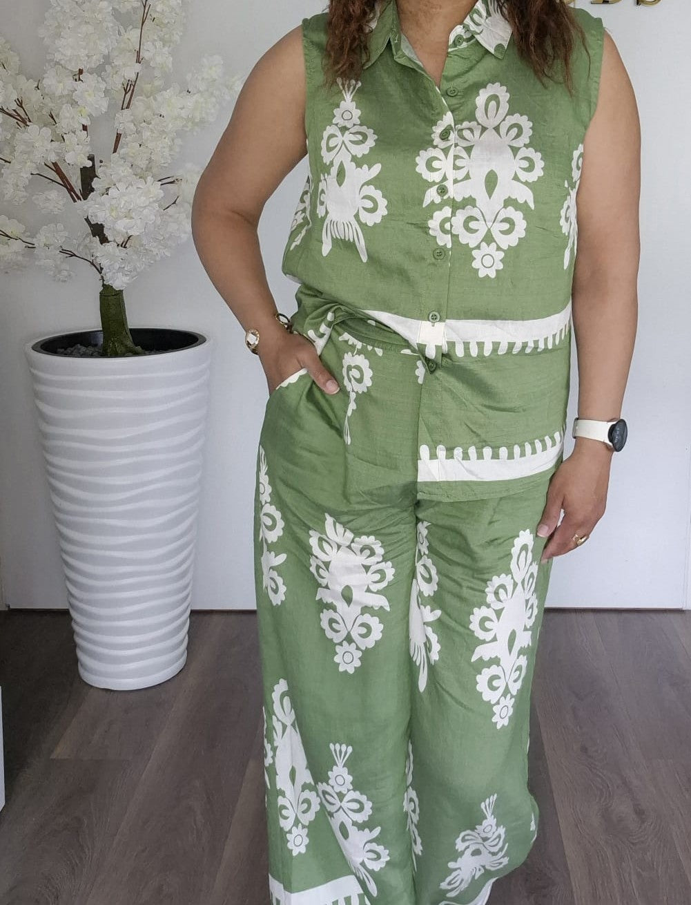 De Sima Set: Groene Top & Broek Set met Witte Ornamenten
