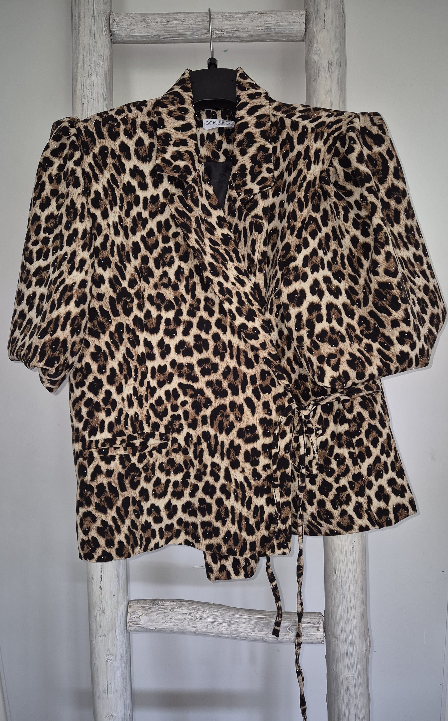 Patty-Elegante Wikkelblouse met Panterprint en Glitteraccenten