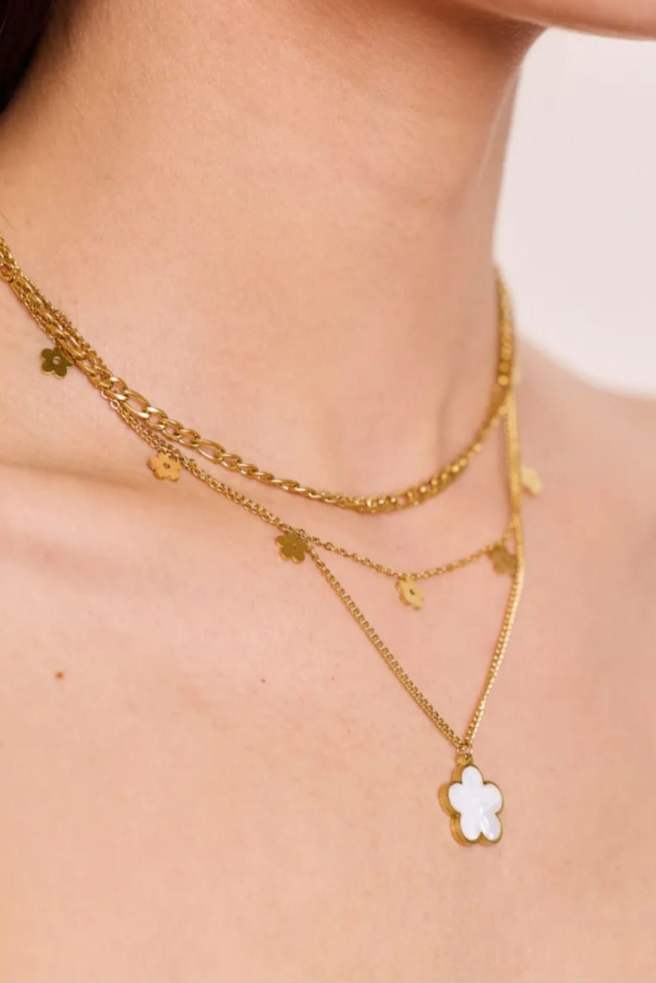 Ketting met Drie Kettingen en Bloemenmotief