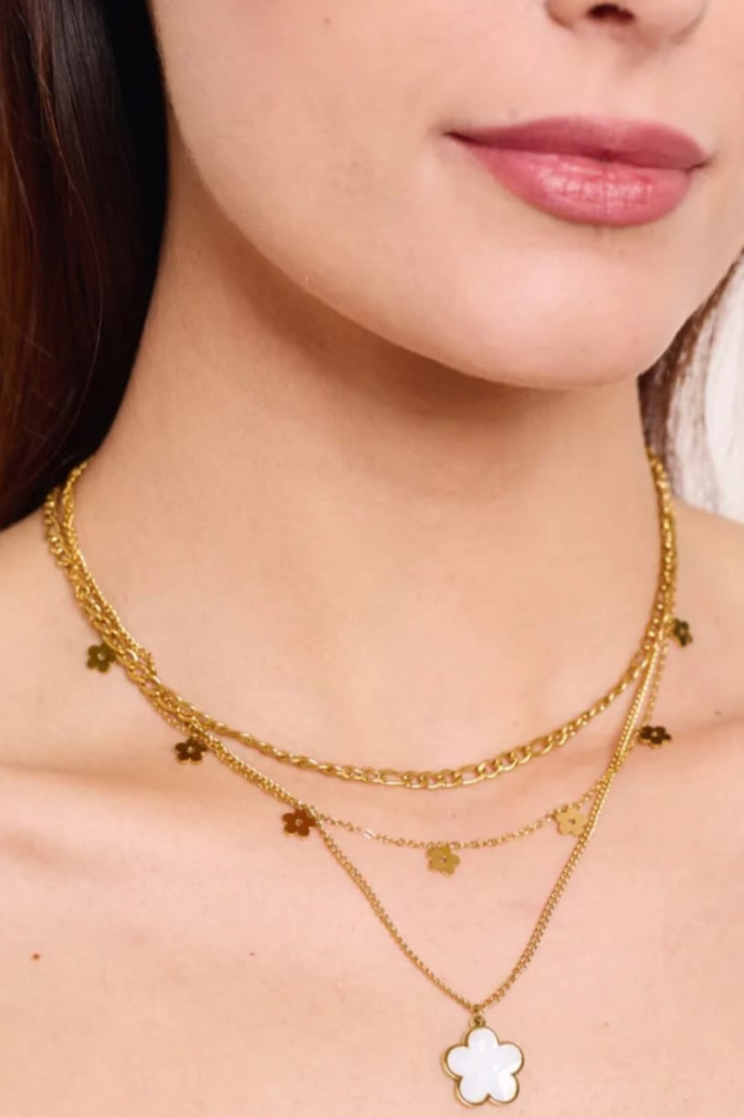 Ketting met Drie Kettingen en Bloemenmotief