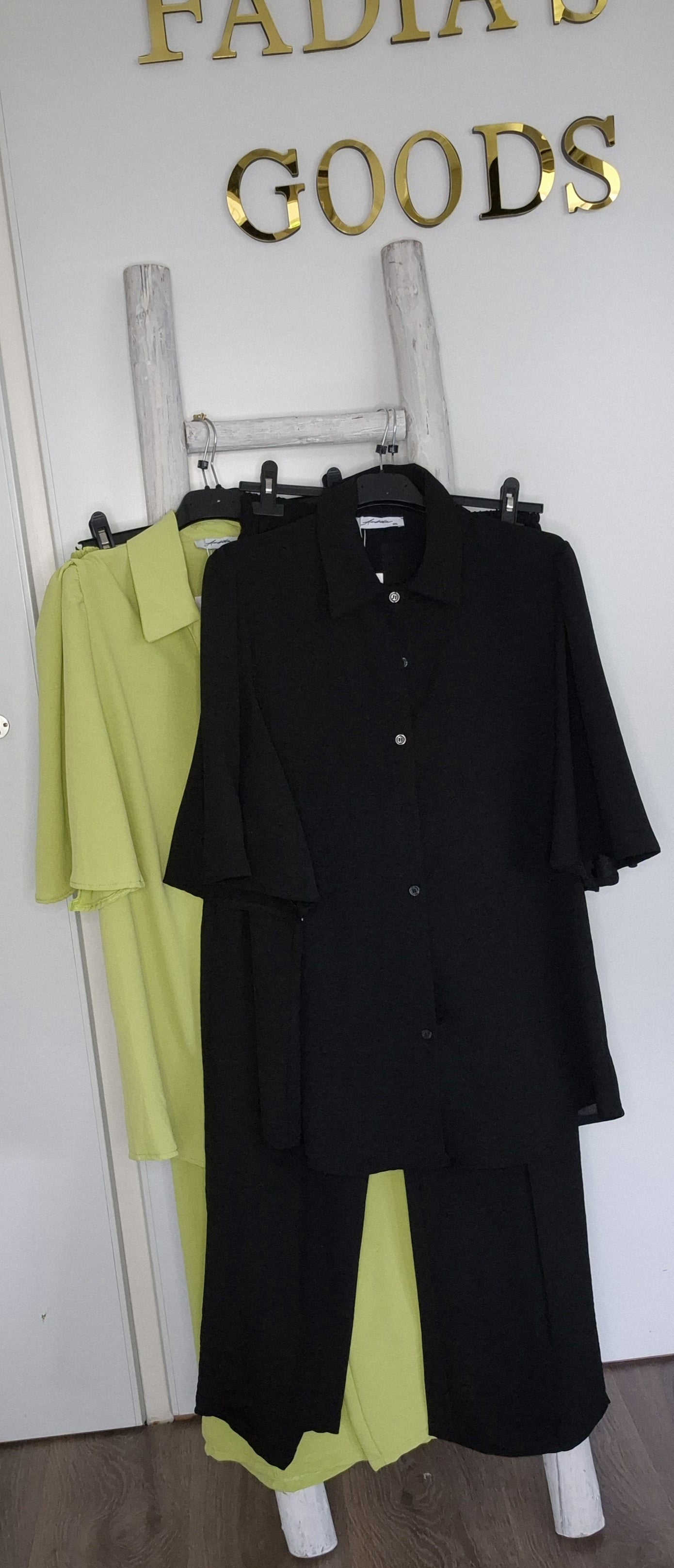 De Yara Set: Ensemble met Flatterende Fladderdetails