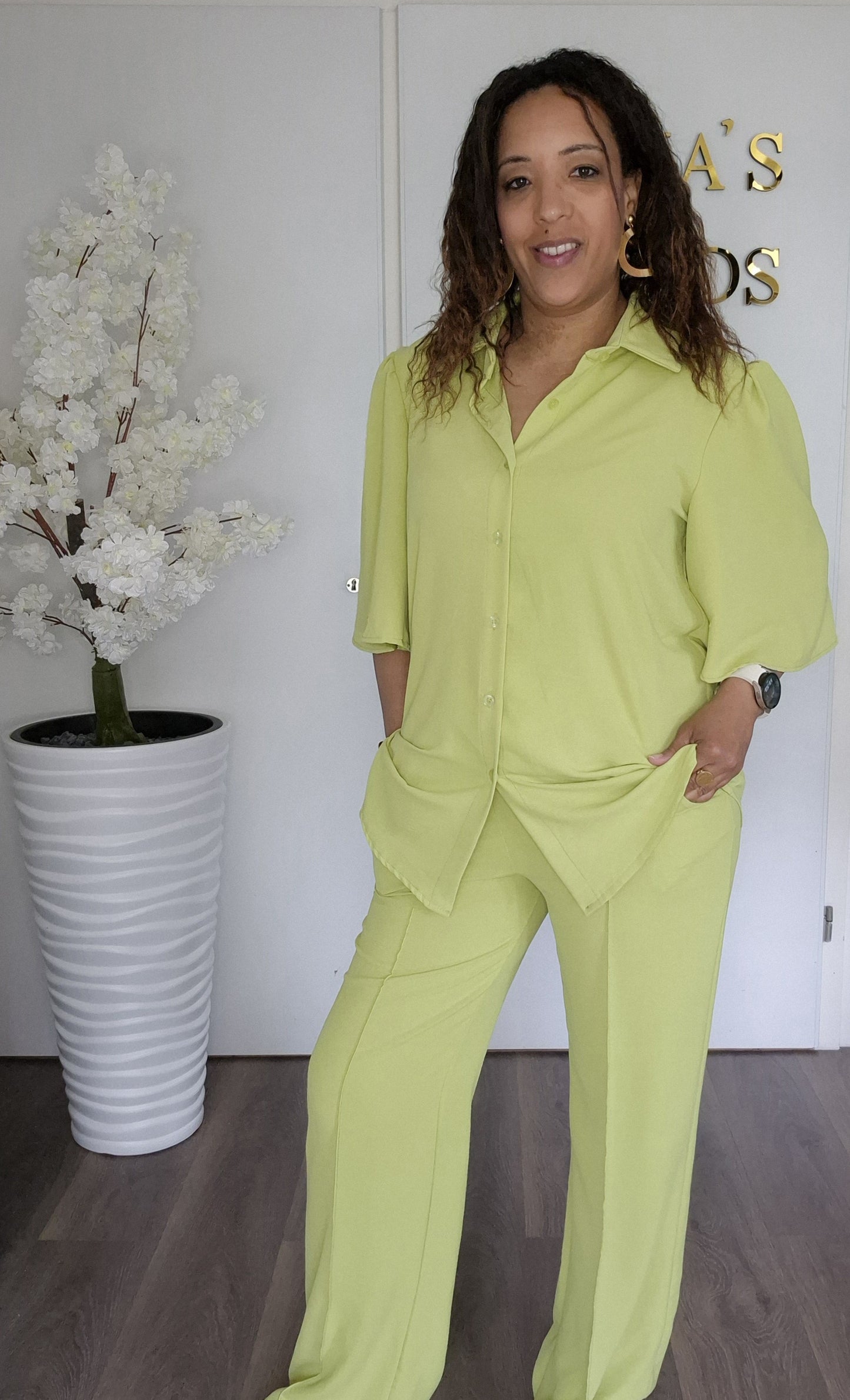 De Yara Set: Ensemble met Flatterende Fladderdetails
