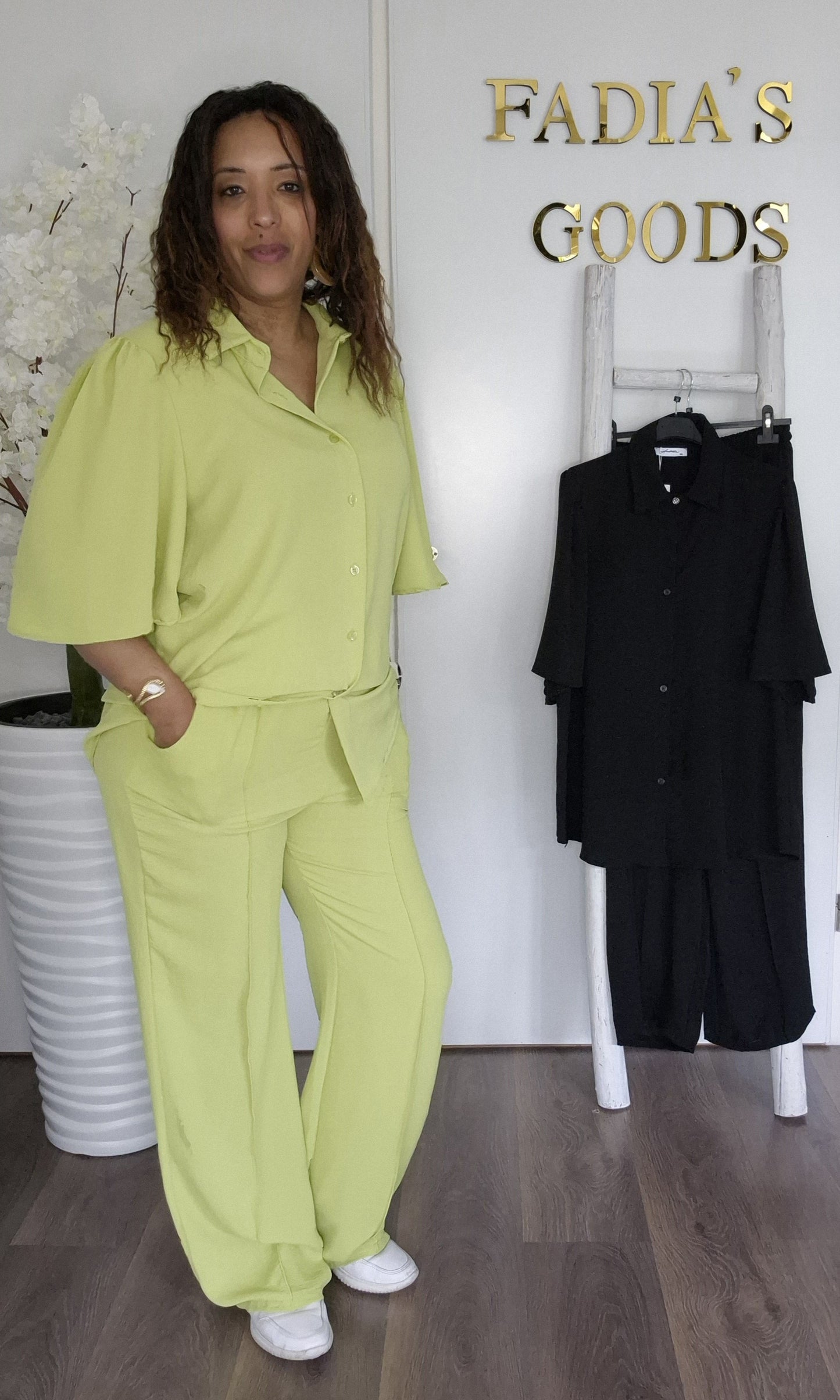 De Yara Set: Ensemble met Flatterende Fladderdetails