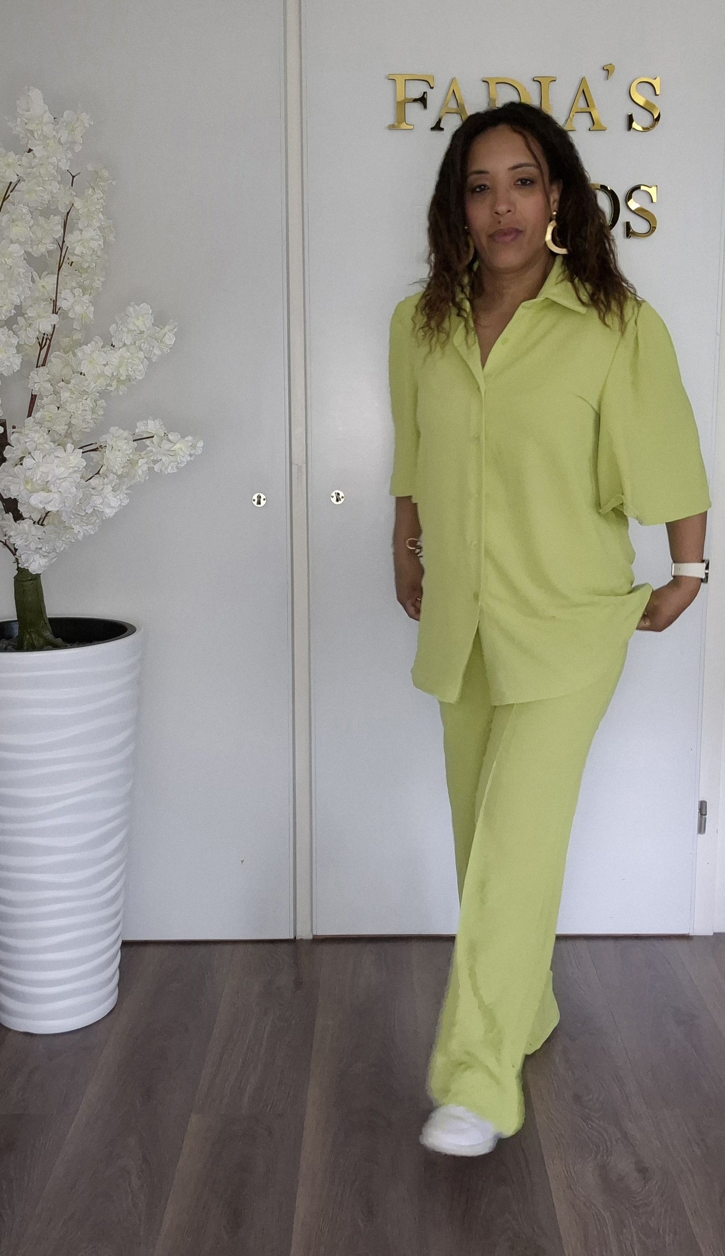 De Yara Set: Ensemble met Flatterende Fladderdetails