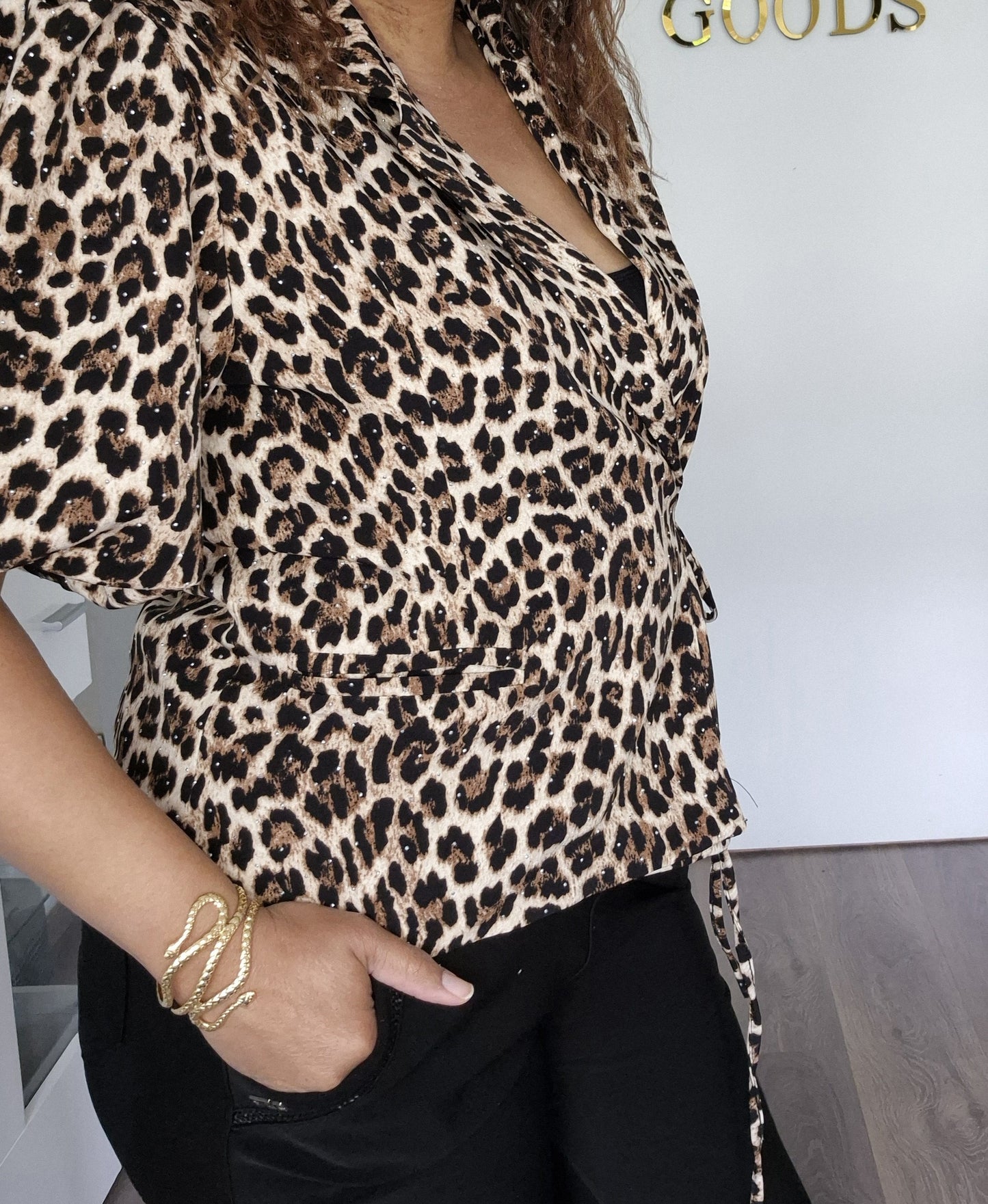 Patty-Elegante Wikkelblouse met Panterprint en Glitteraccenten